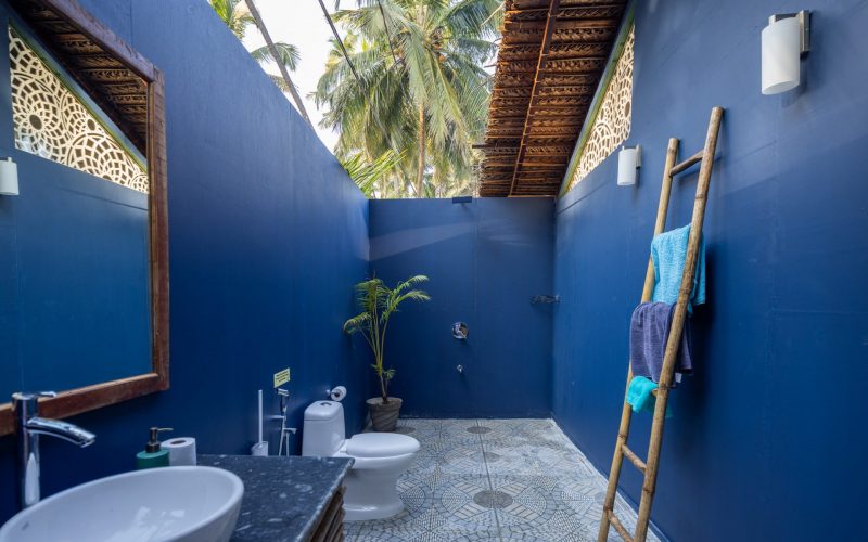 luxury-beach-huts-openroof-bathroom